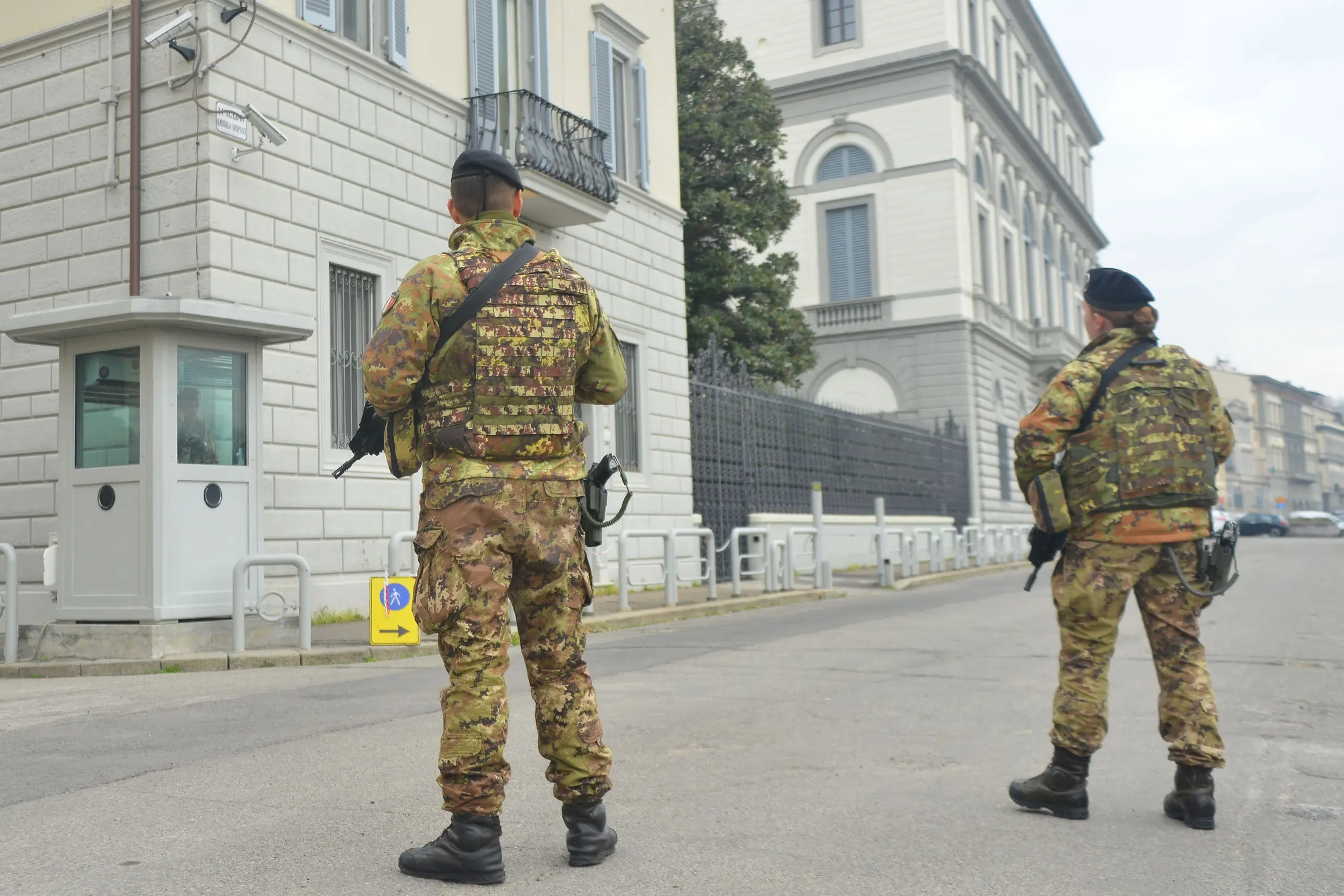 Molotov contro il Consolato Usa a Firenze, il messaggio su Telegram: “Non siamo Hamas, stiamo con loro”