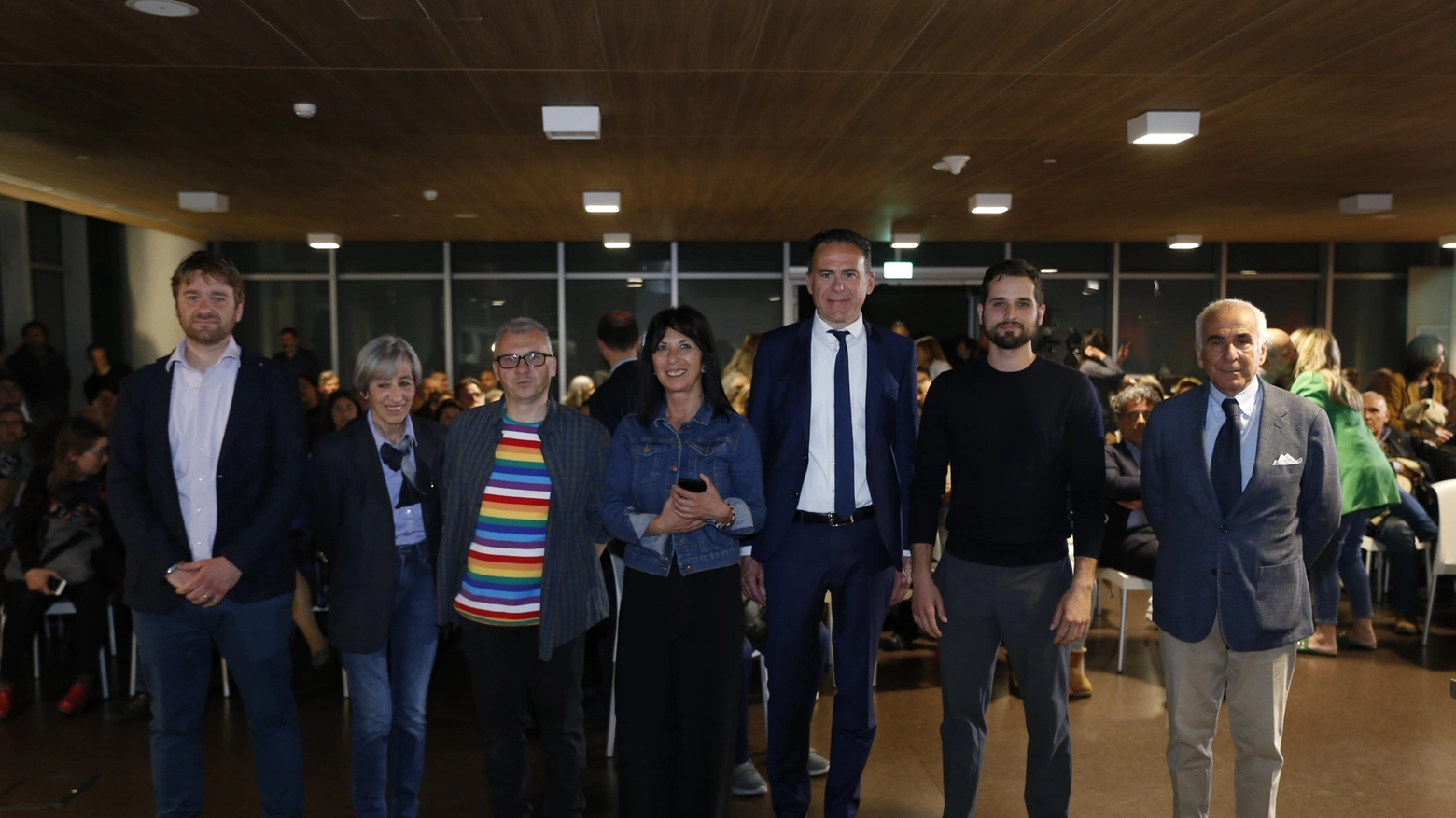 Foto di gruppo dei sei candidati alla carica di sindaco di Pisa:  da sinistra Paolo Martinelli;  Rita Mariotti,  Ciccio Auletta, (al centro la capocronista della "Nazione" di Pisa, Paola Zerboni), e poi  Michele Conti, Alexandre Dei; Edoardo Polacco Valtriani Del Punta)