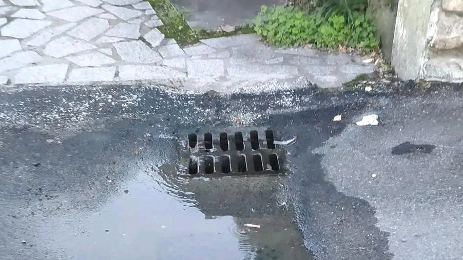 Acqua maleodorante dai tombini. Al Pollino torna l’emergenza fogne Acqua maleodorante dai tombini. Al Pollino torna l’emergenza fogne