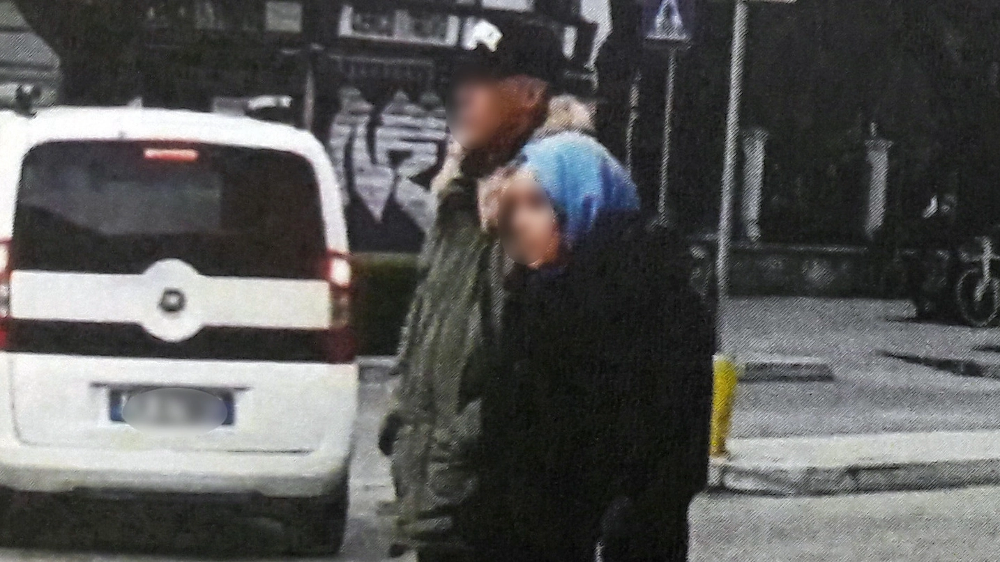 L’arrestato (con il cappellino) ripreso durante un servizio di appostamento