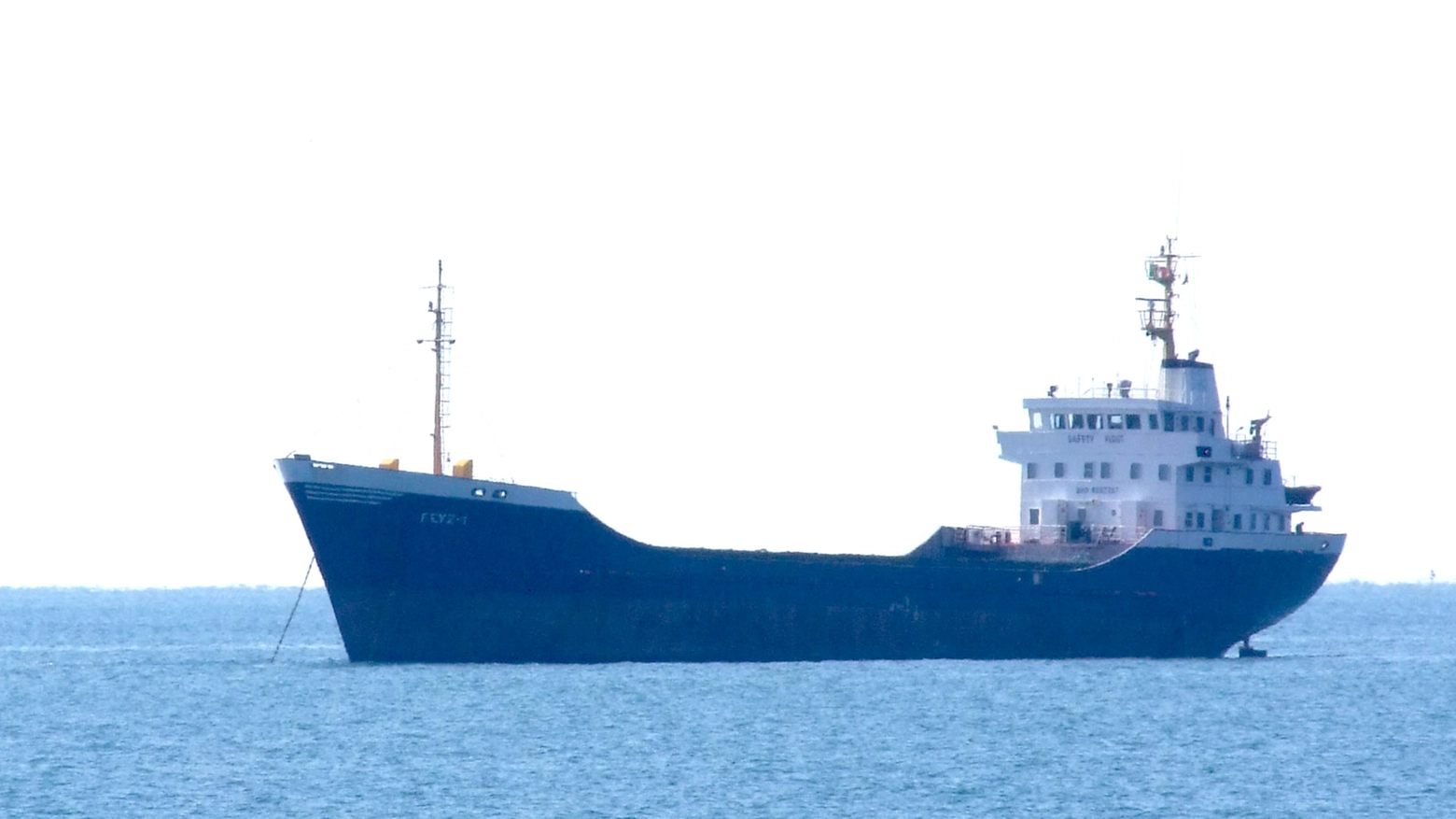 La nave Feyz vista in lontananza (foto Delia)