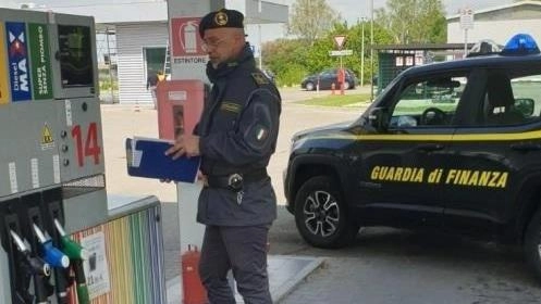 La Finanza fa il pieno di controlli, blitz nei distributori di benzina
