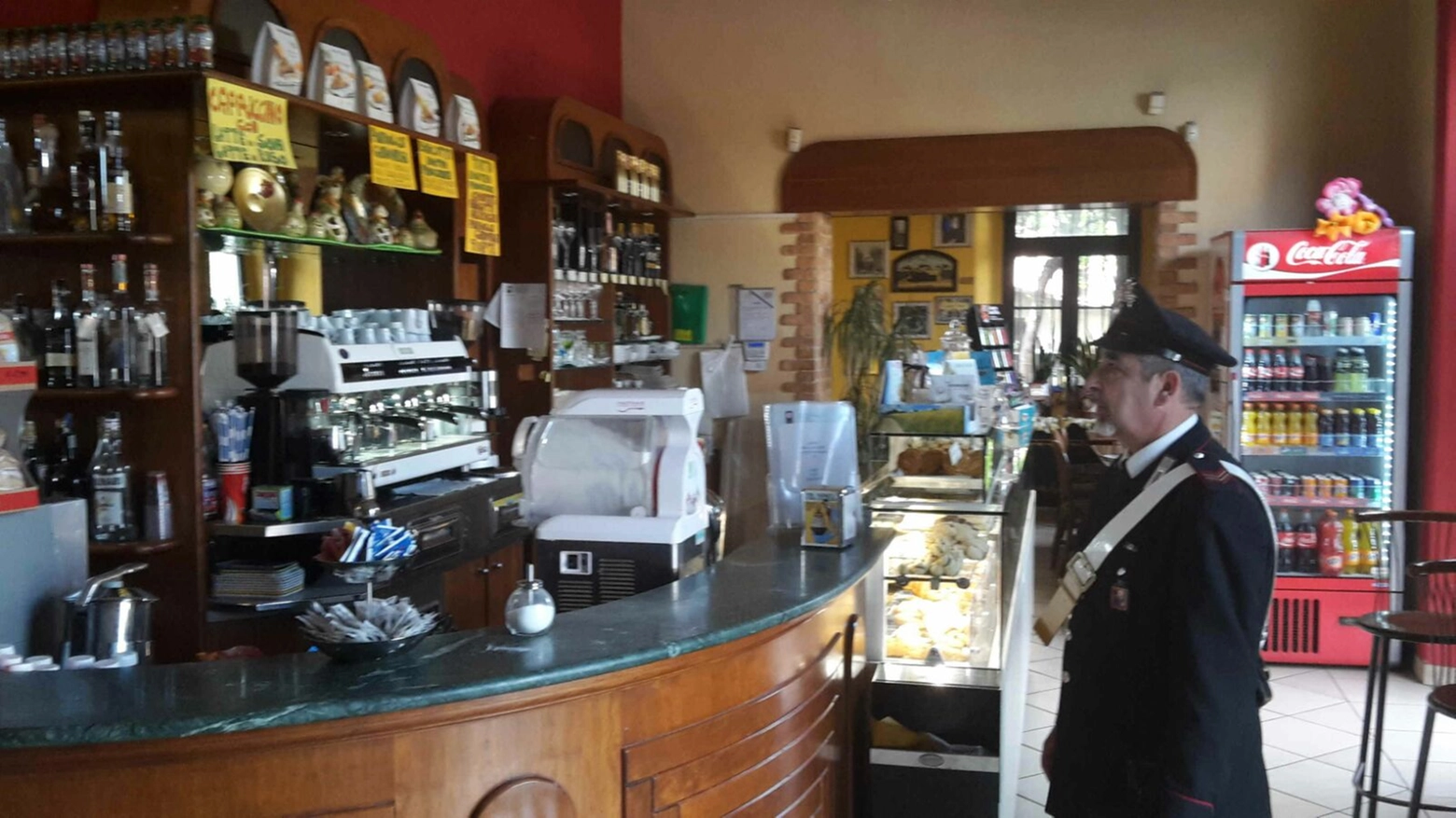 I carabinieri nel bar dove hanno scoperto gli autori dei furti