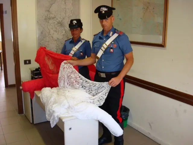 Nomadi rubano tessuti in un'azienda di confezioni: denunciati