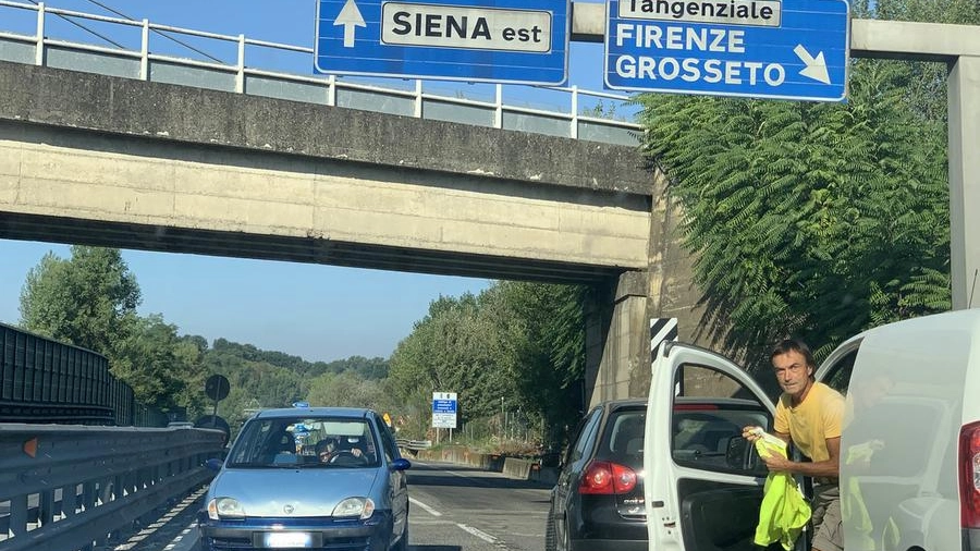 La macchina contromano ieri mattina nel tratto finale del raccordo Bettolle-Siena