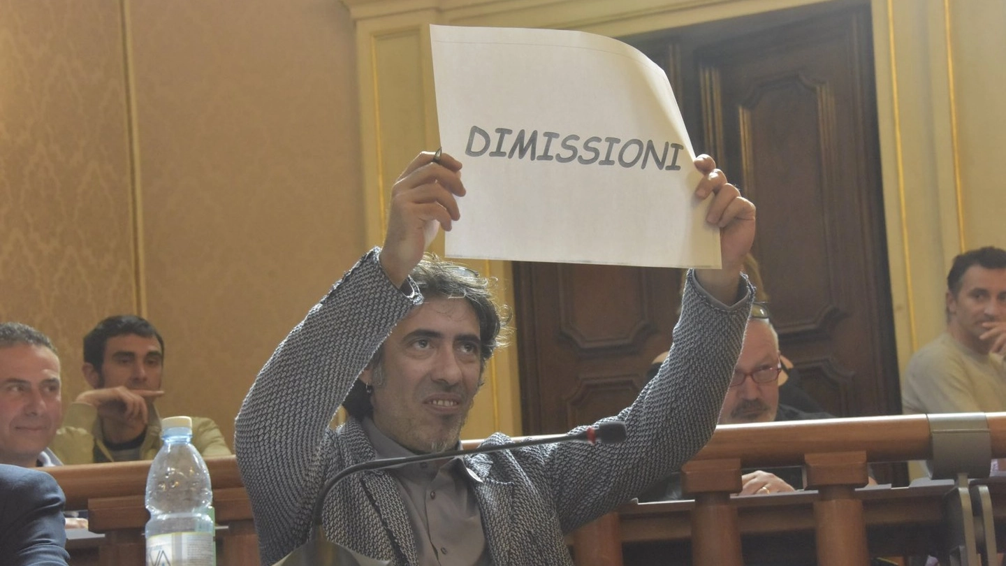 Protesta in consiglio comunale a Livorno, la seduta viene sospesa (foto Novi)