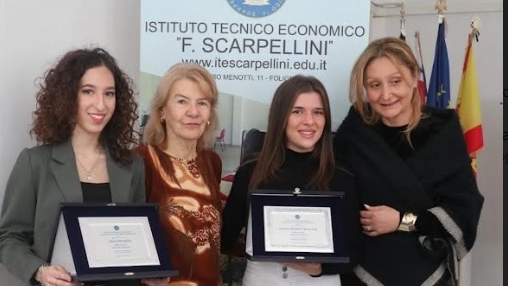 L'insegnante con le due studentesse premiate e la preside
