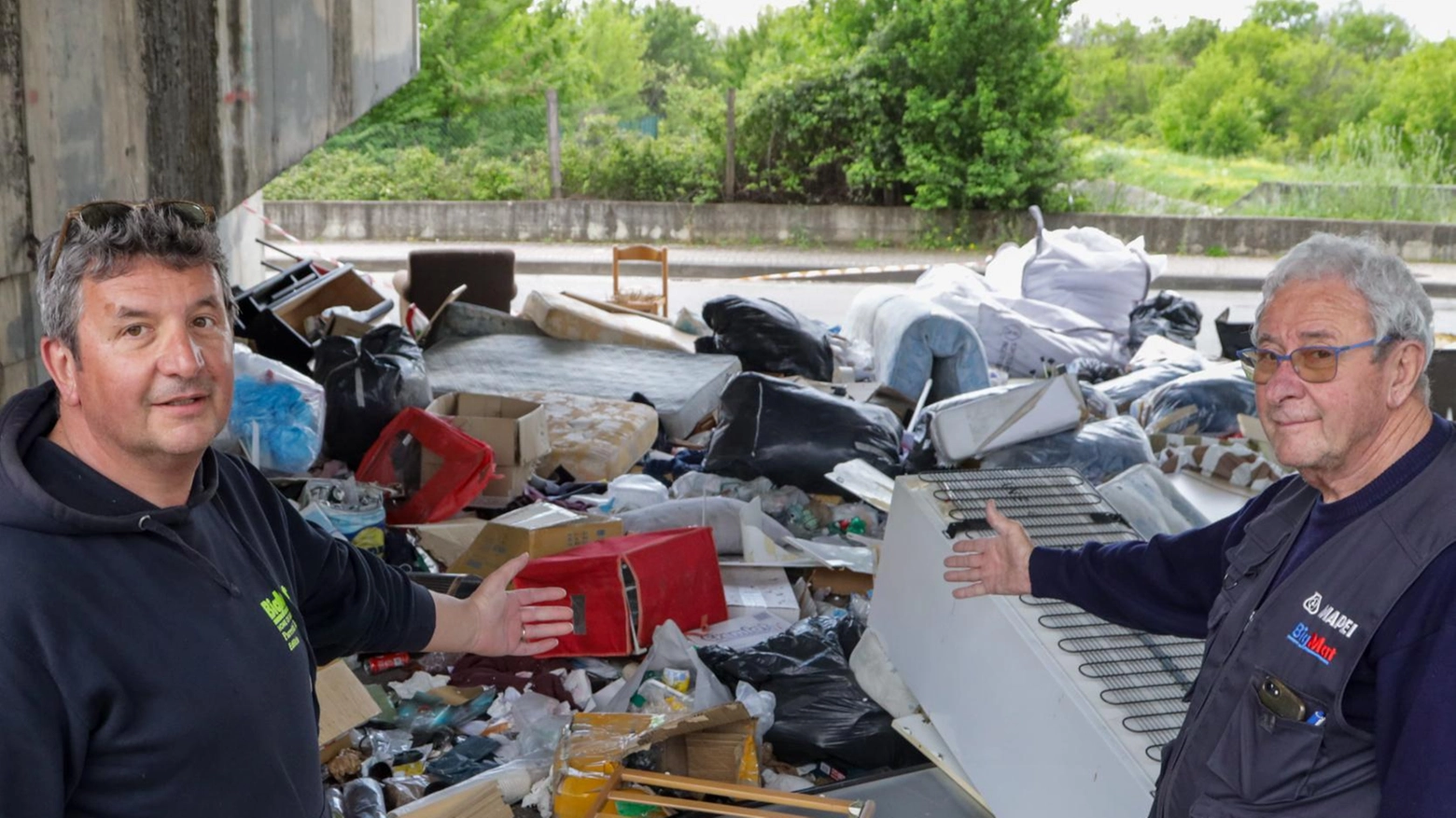 Stop abbandono di rifiuti Raffica di controlli e multe Stop abbandono di rifiuti Raffica di controlli e multe