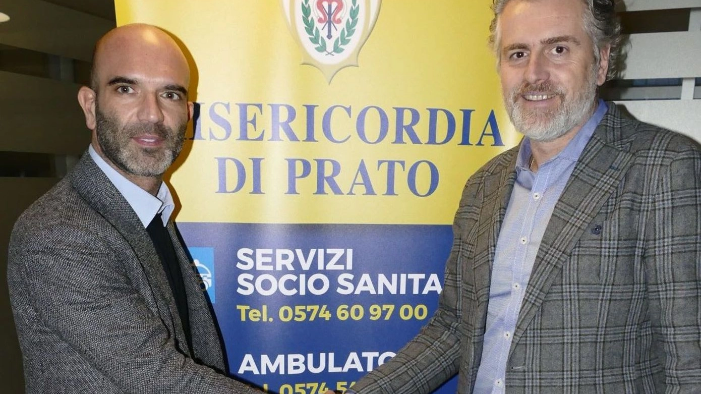 Tommaso Signorini (Conad) e Andrea Gori (Misericordia) stringono  il patto che permette di prenotare prestazioni mediche nei punti vendita