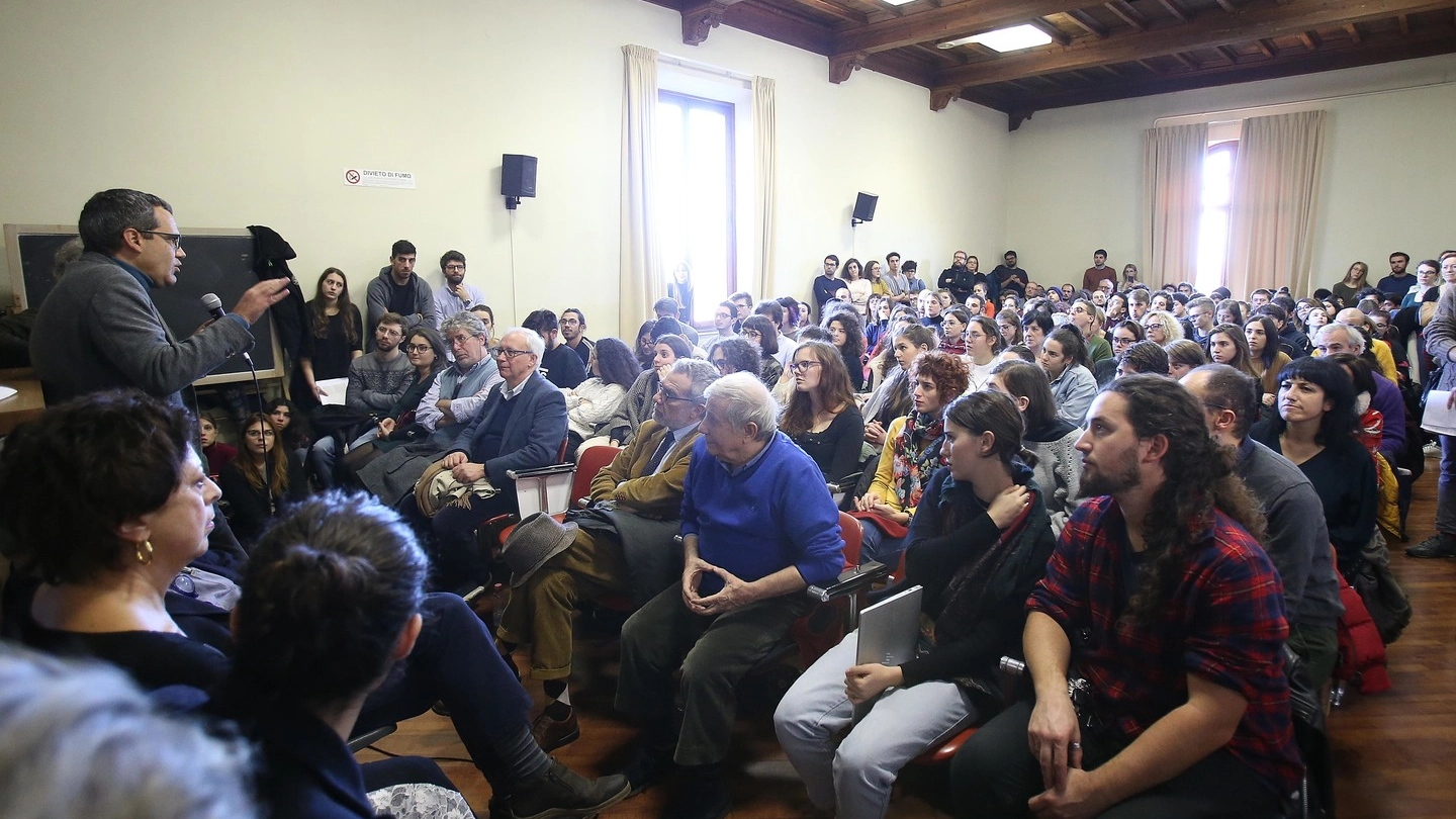 L'incontro con studenti e docenti all'università di Siena dopo il tweet nazista (Dipietro)