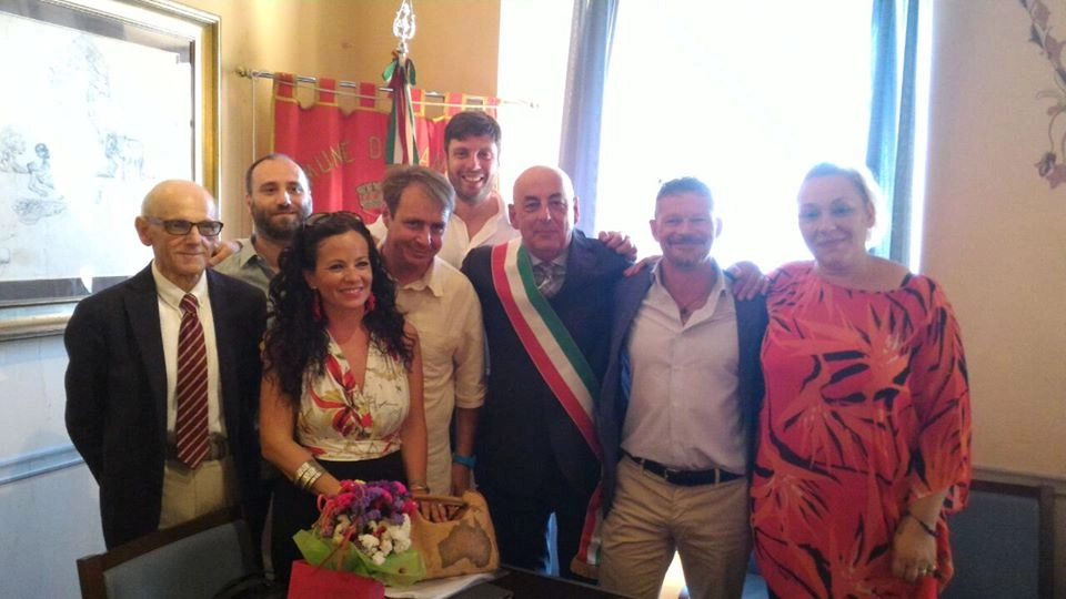 Il sindaco Morini col suo gruppo politico Il sindaco Morini col suo gruppo politico