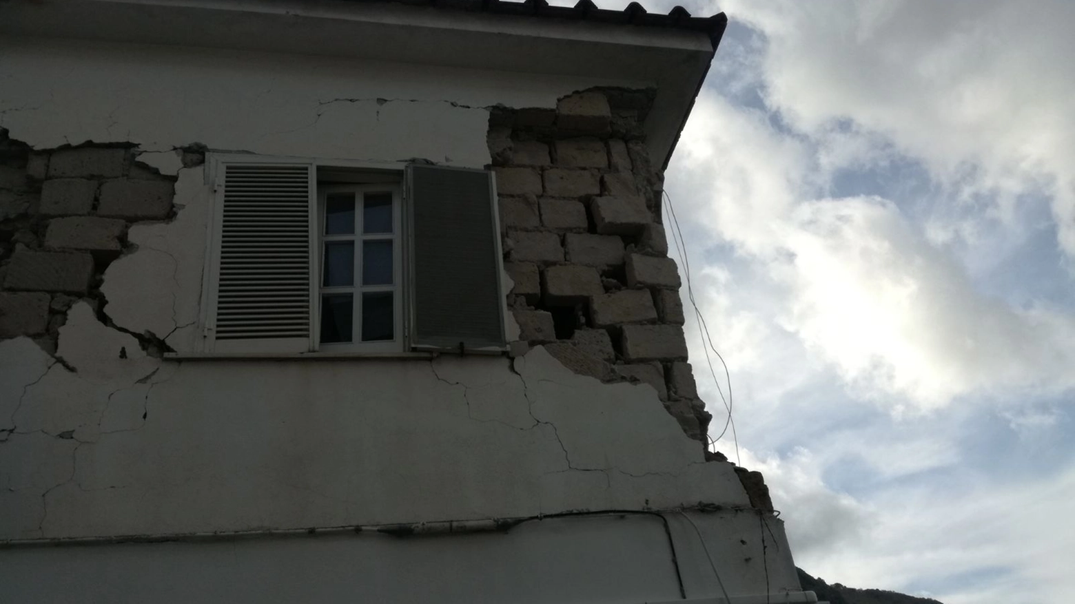 Una casa dopo una scossa di terremoto