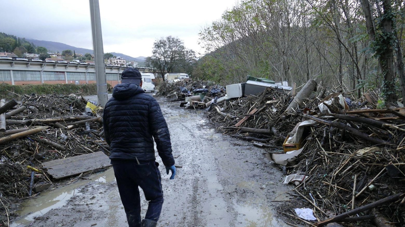 C'est le Début de la Fin - Page 2 Alluvione-senza-fine-in-toscana-lo-stato-di-emergenza-si-allarga-anche-i-detenuti-a-spalare-il-fango