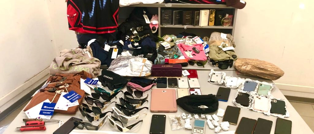 In casa dei due malviventi trovata merce provento di furto e droga per oltre 8.000 euro. Cinque persone denunciate