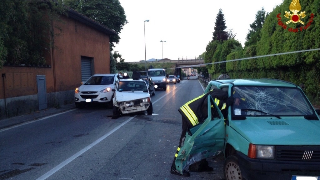 Le auto coinvolte nell'incidente in via Bonellina (foto dei Vigili del fuoco)