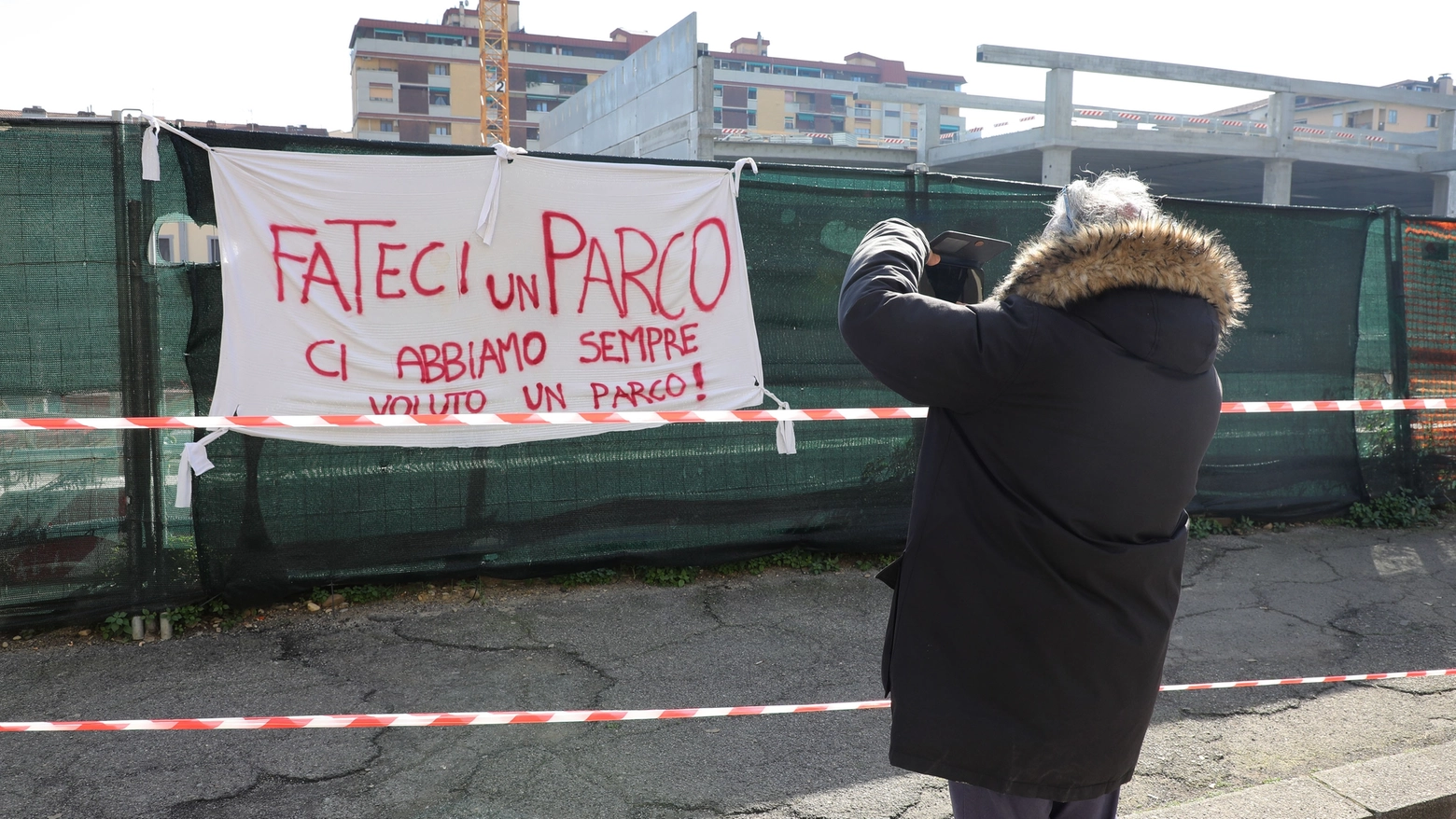 Lo striscione appeso dai residenti nel cantiere Esselunga di via Mariti (Foto Marmo Mori / New Press Photo)