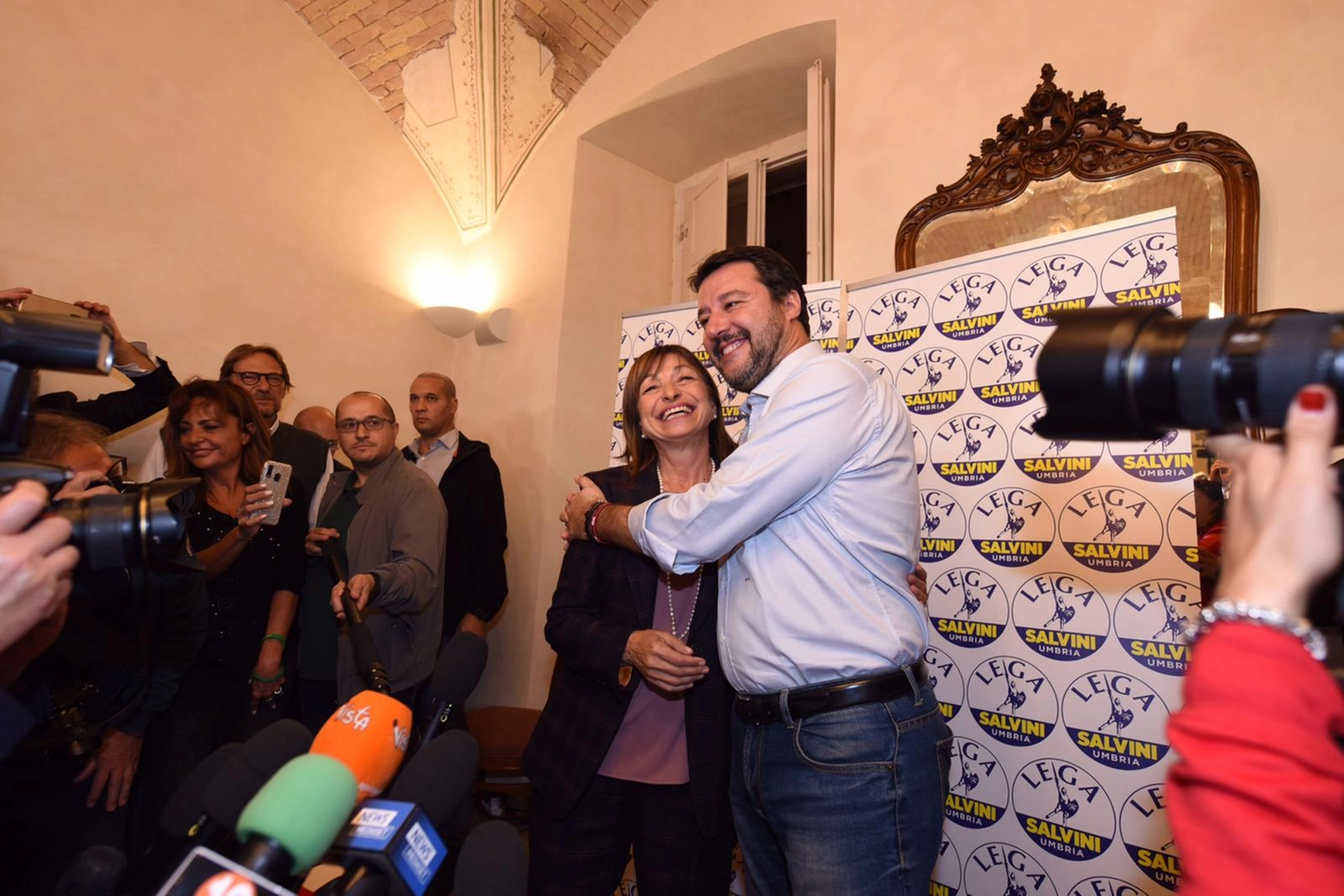 Donatella Tesei con Matteo Salvini: la festa per la vittoria in Umbria