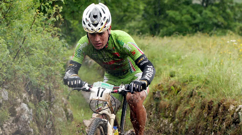Una gara di mountain bike Una gara di mountain bike