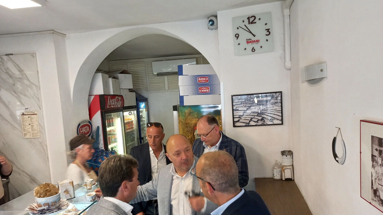 Alcuni capitani prendono un caffè, offerto da Gianluca Testa, prima dell'inizio della riunione (foto Valdesi)