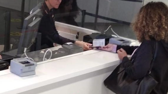 La bella turista con il vizietto di rubare profumi La bella turista con il vizietto di rubare profumi