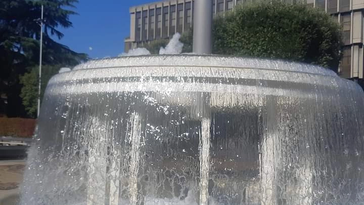 Schiuma nella fontana di piazza Tacito a Terni