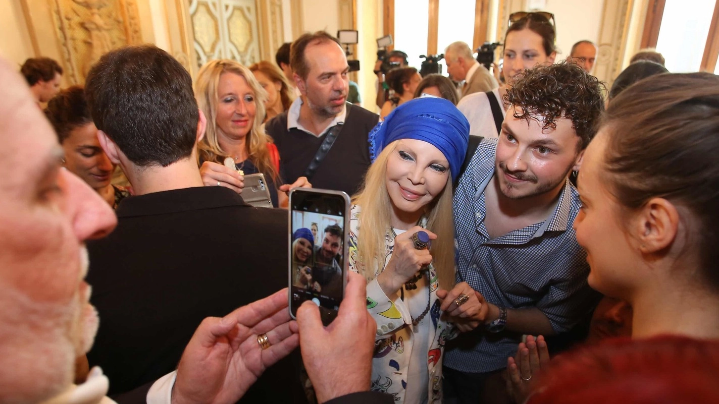 Patty Pravo a Firenze con i fan (foto Marco Mori/New Pressphoto)
