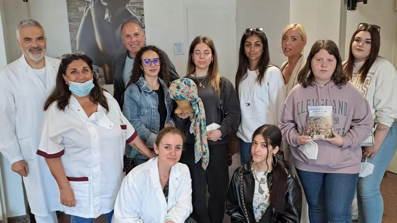 Sete e foulard per le donne malate firmati dalle modiste dell’Einaudi Sete e foulard per le donne malate firmati dalle modiste dell’Einaudi