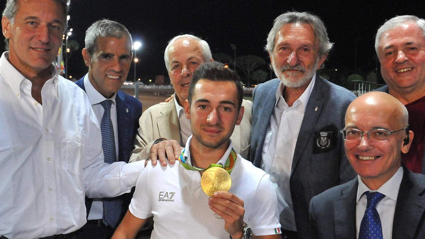 Gabriele Rossetti mostra la medaglia conquistata alle Olimpiadi
