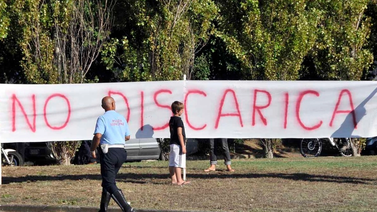 Una delle proteste dei residenti del Limoncino contrari alla realizzazione della discarica (Novi)