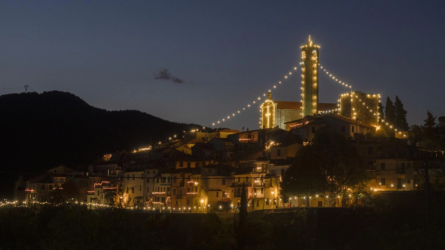 La festa che accende l’antico borgo Tre giorni di luce in strade e finestre La festa che accende l’antico borgo Tre giorni di luce in strade e finestre