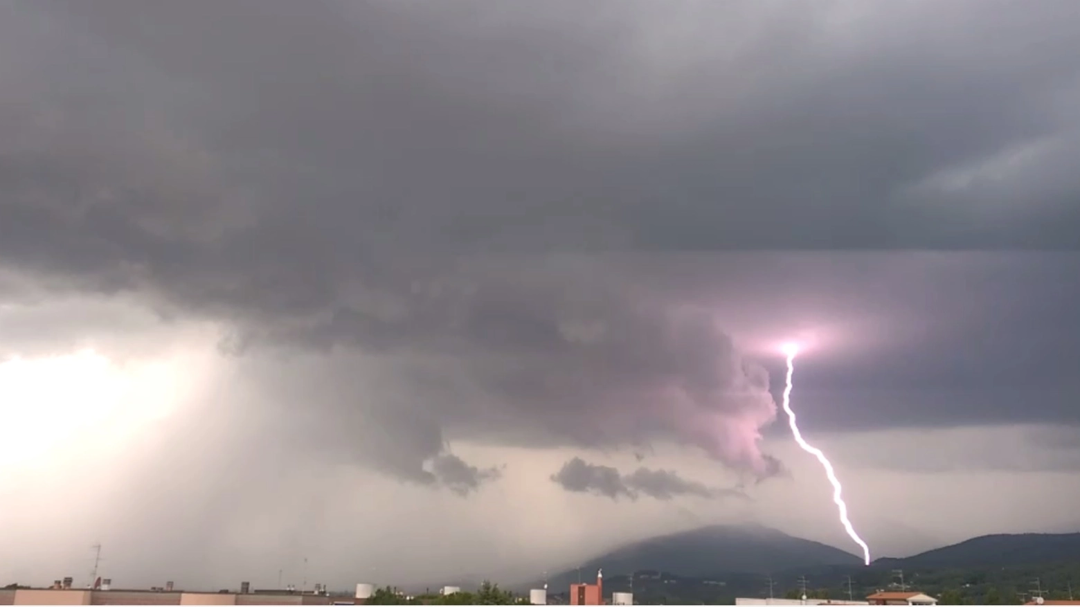 31 agosto, il temporale arriva sopra Prato. Immagine del video di Stefano Manera