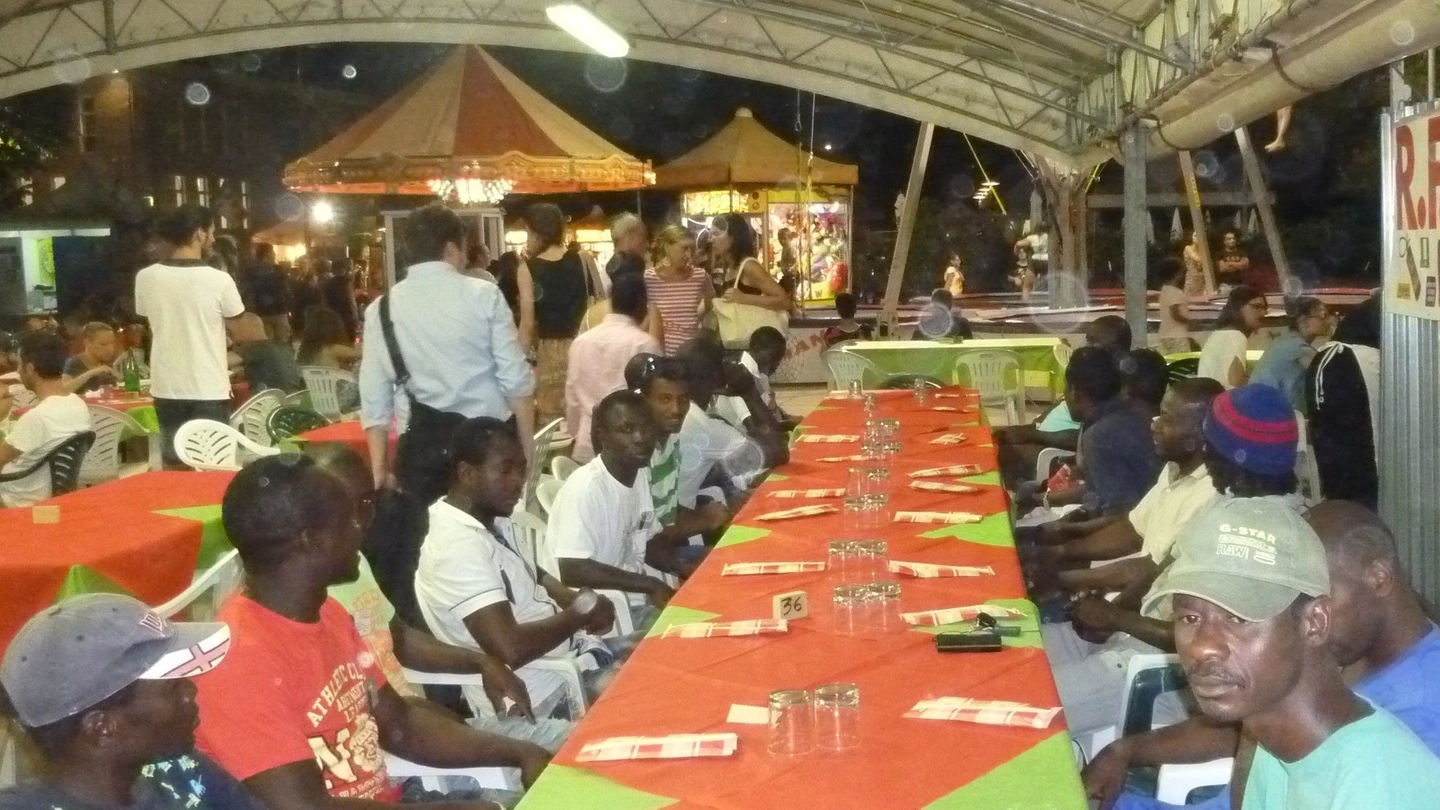 Un gruppo di migranti a cena alla Festa dell’Unità di Castelfiorentino