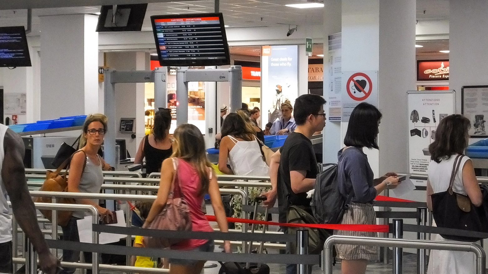 Turisti in aeroporto(Foto archivio)
