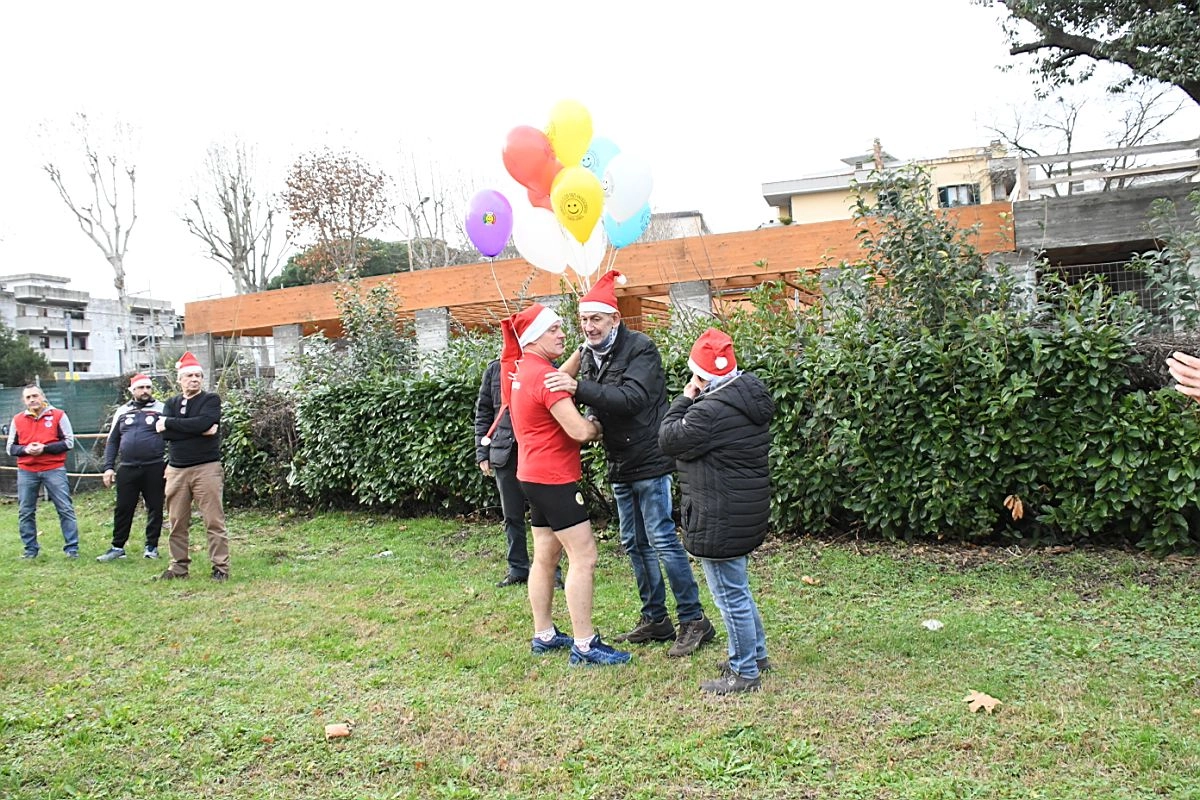 Il lancio dei palloncini in memoria di Thomas Langianni (foto Regalami un sorriso onlus)