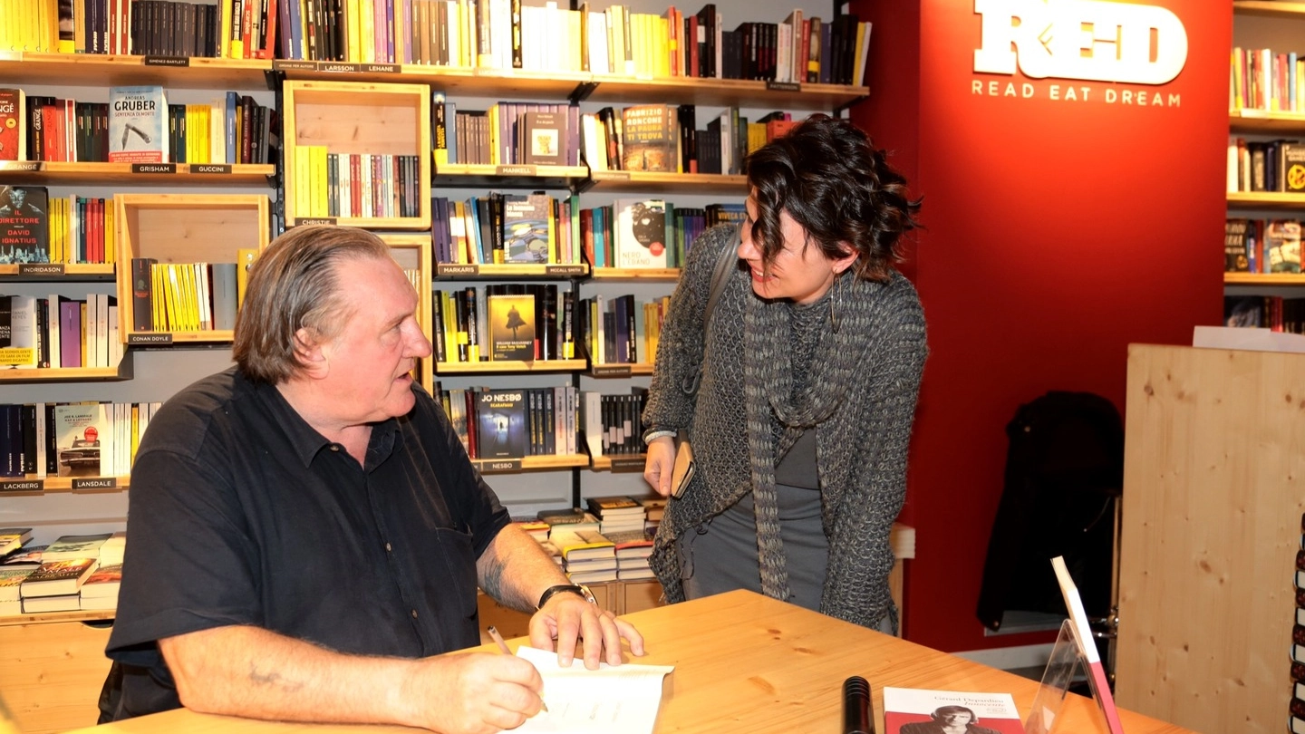 Gerard Depardieu firma le copie del suo libro alla Feltrinelli Red (New Press Photo)