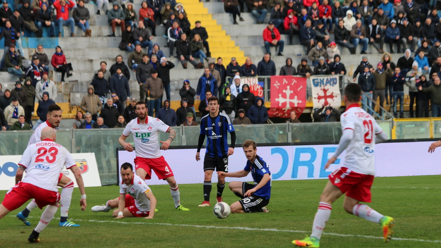 Pisa-Piacenza 0-0, un'azione della partita (Valtriani)