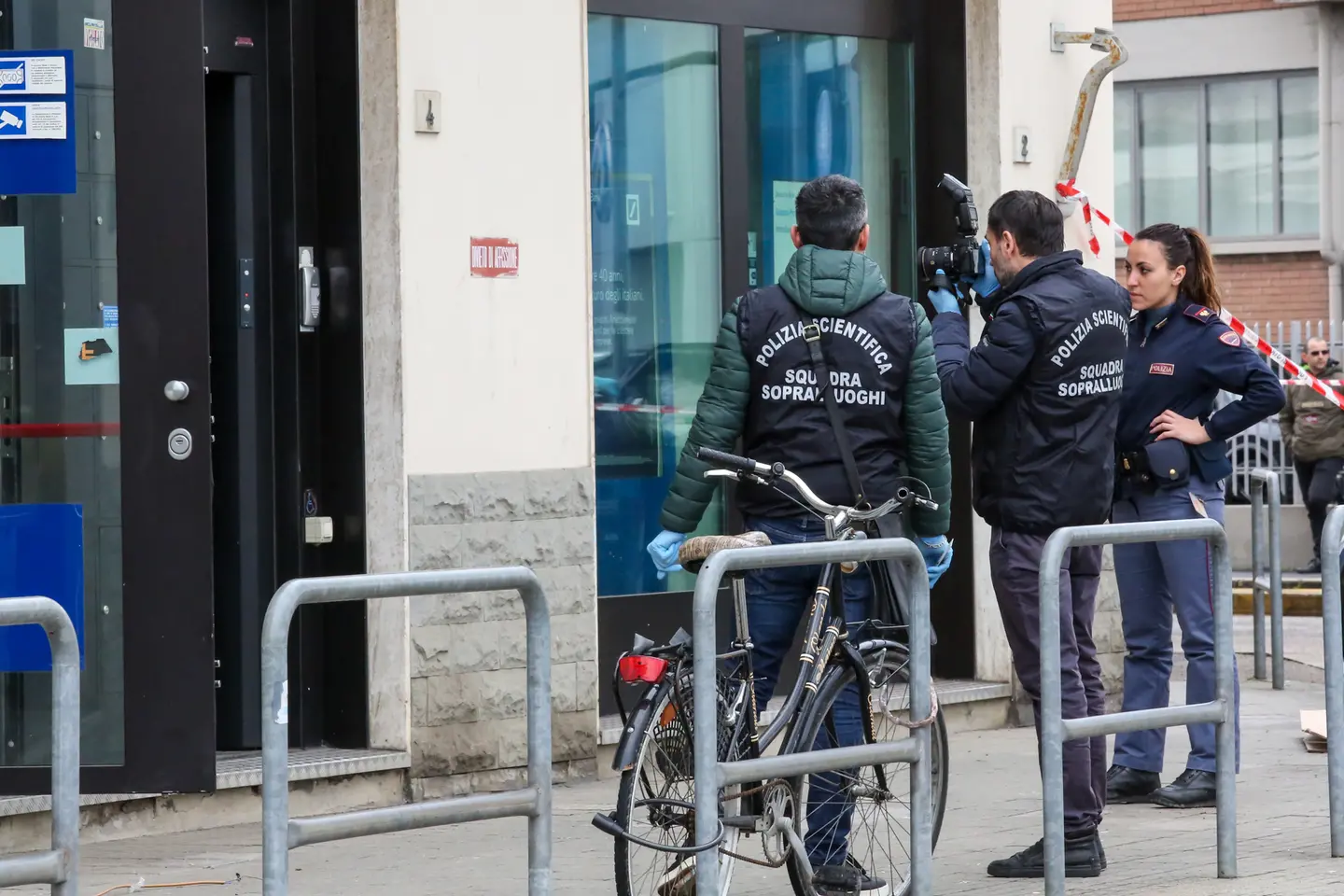 Assalto al bancomat fallisce, l'allarme mette in fuga i banditi