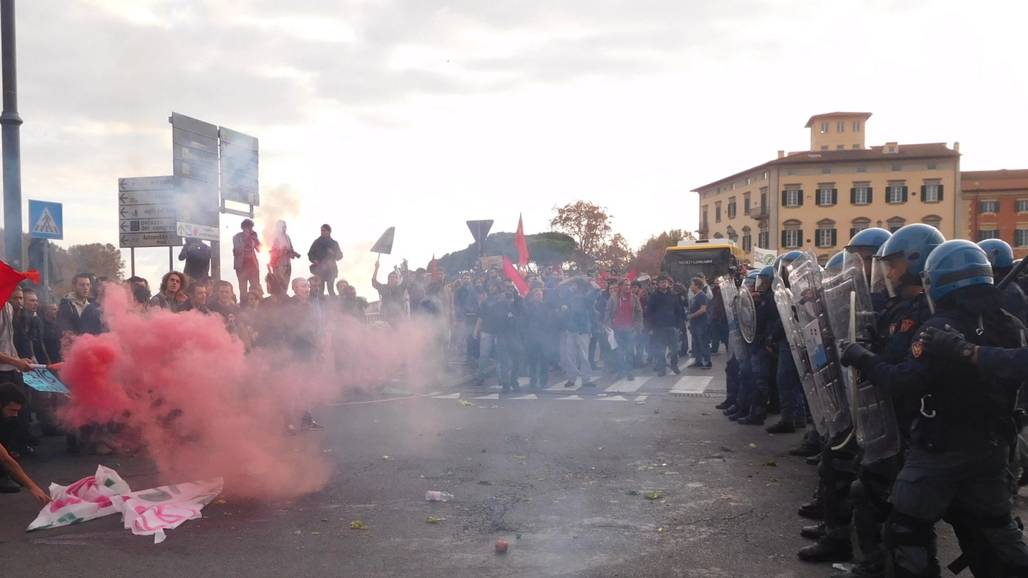 Tensione sul lungarno pisano durante l’ultimo comizio di Matteo Salvini