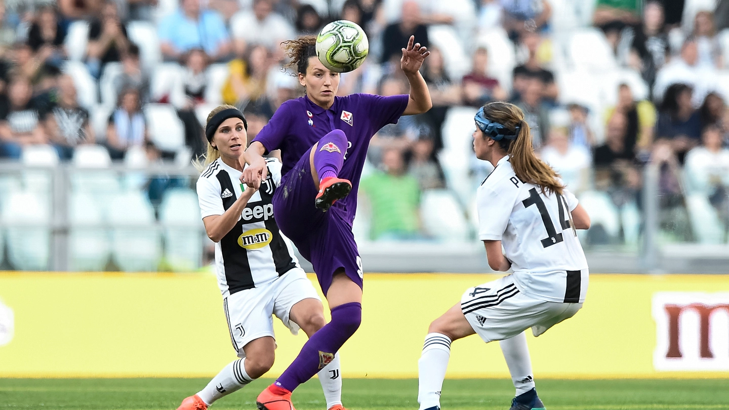 Ilaria Mauro tra due bianconere durante Juventus-Fiorentina