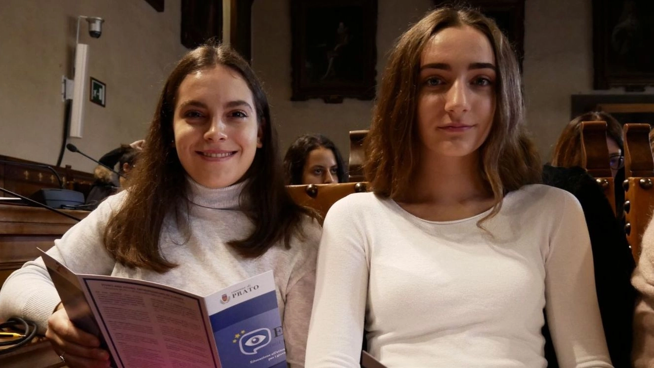 Due ragazze delle scuole superiori pratesi alla presentazione della tappa del progetto europeo Eye