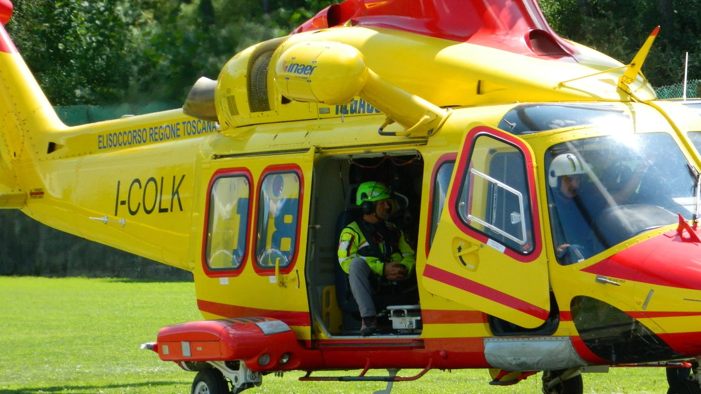 Un elicottero del servizio regionale di elisoccorso in azione in seguito a un grave incidente