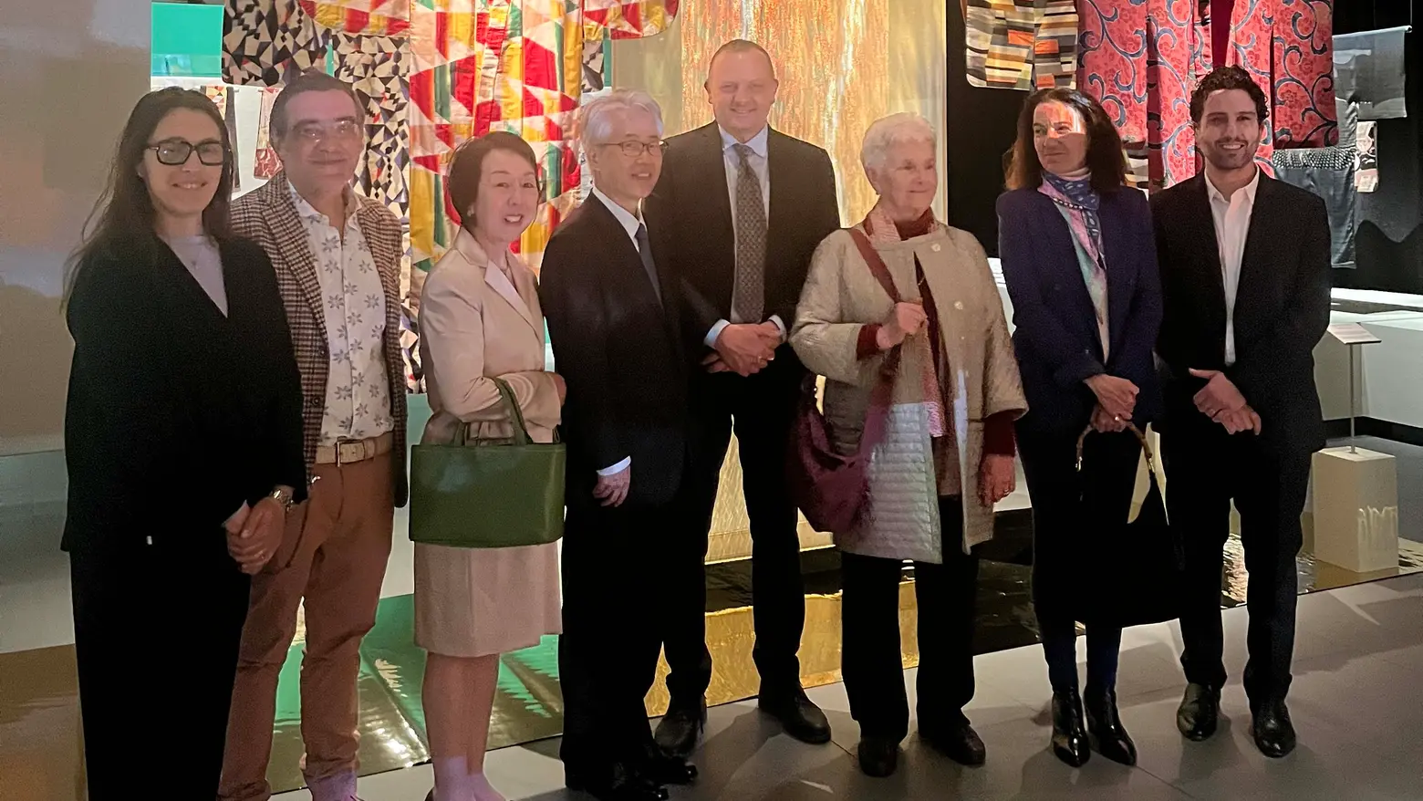 Foto di gruppo al Museo del Tessuto