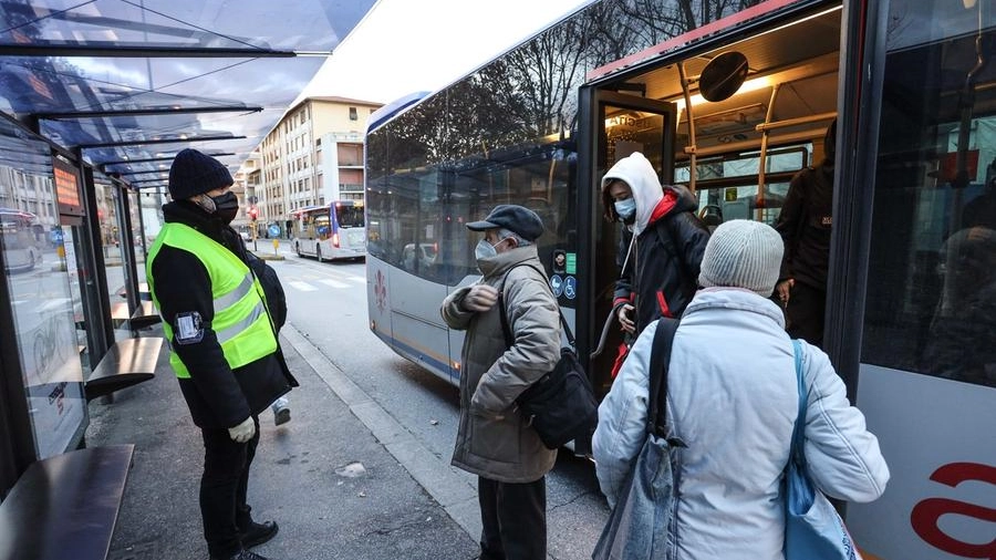Steward anti-affollamento alla fermata di un autobus (New Press Photo)