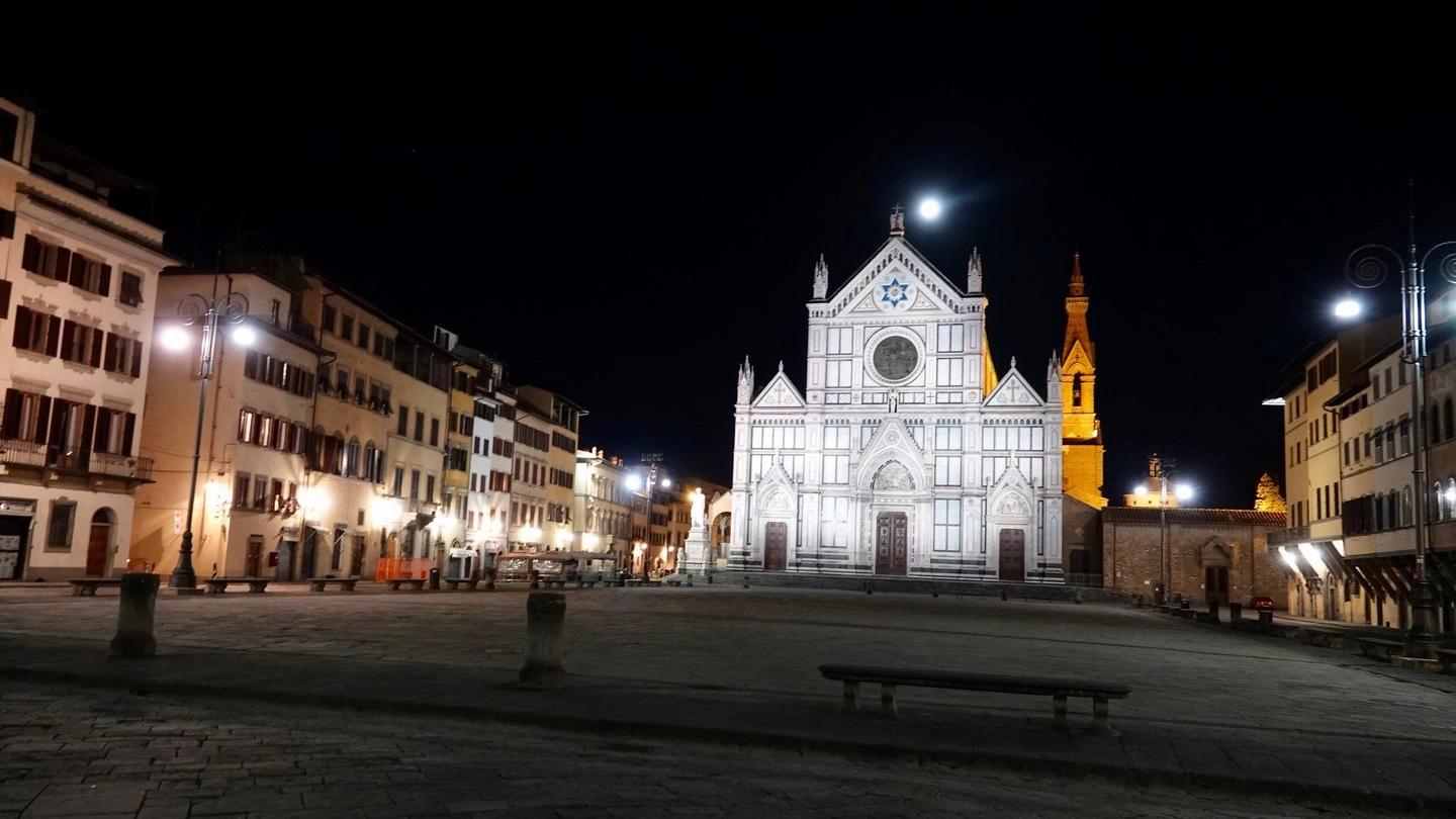 Santa Croce deserta: un'immagine ormai abituale per Firenze (New Press Photo)