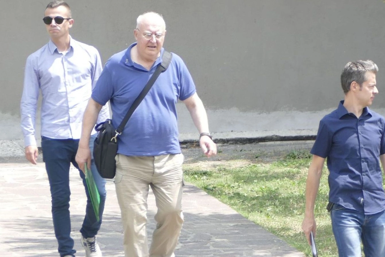 Don Paolo Glaentzer in  tribunale a Prato dopo l’interrogatorio di garanzia Foto Attalmi