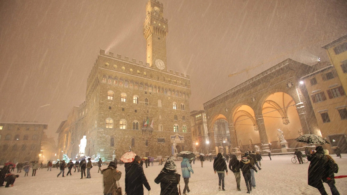 Piazza della Signoria sotto la neve nel dicembre 2010 (New Press Photo)
