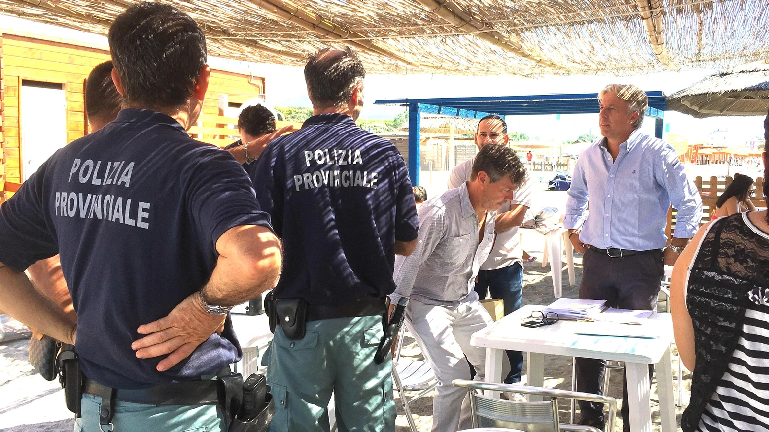 Il blitz di polizia provinciale e guardia di finanza per il sequestro dei chioschi Il blitz di polizia provinciale e guardia di finanza per il sequestro dei chioschi