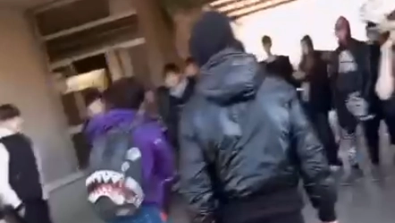 Le immagini di un pestaggio tra studenti fuori da una scuola superiore circolano sul web, suscitando preoccupazione tra gli studenti.