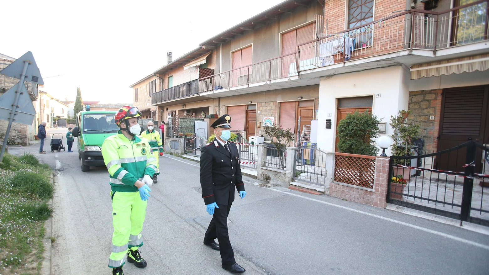 Carabinieri e volontari sul luogo del crollo (Foto Di Pietro)
