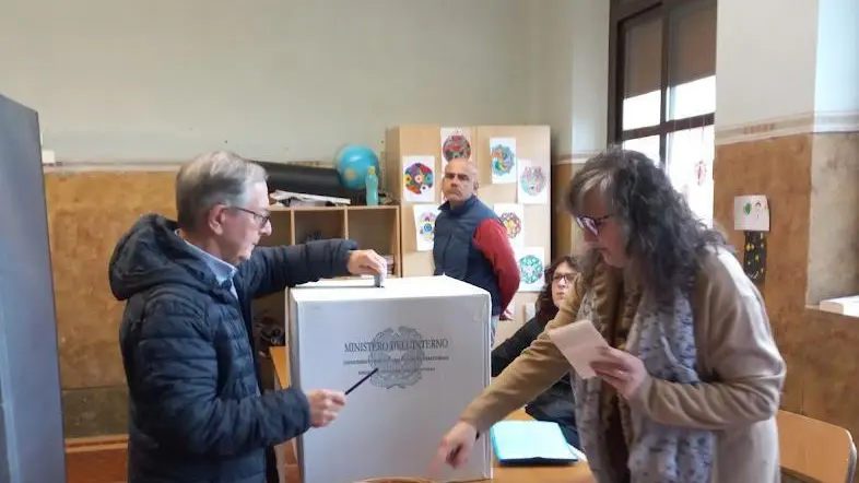 Voto, affluenza in calo  Sia a Pescia che Ponte  Urne aperte anche oggi